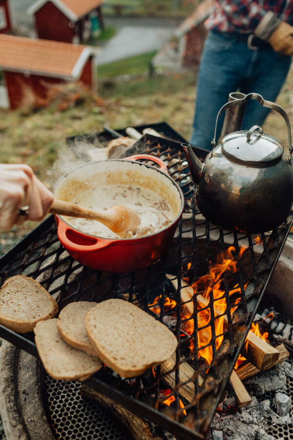 Mat lagas över öppen eld vid Bauergårdens grillplats