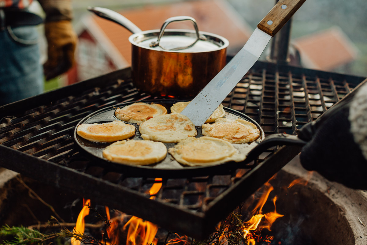 Mat som tillagas över öppen eld vid Bauergårdens vindskydd med grillplats i Bunn