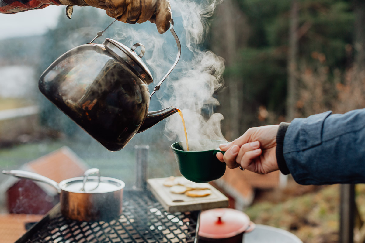 Kokkaffe över öppen eld vid Bauregårdens grillplats och vindskydd