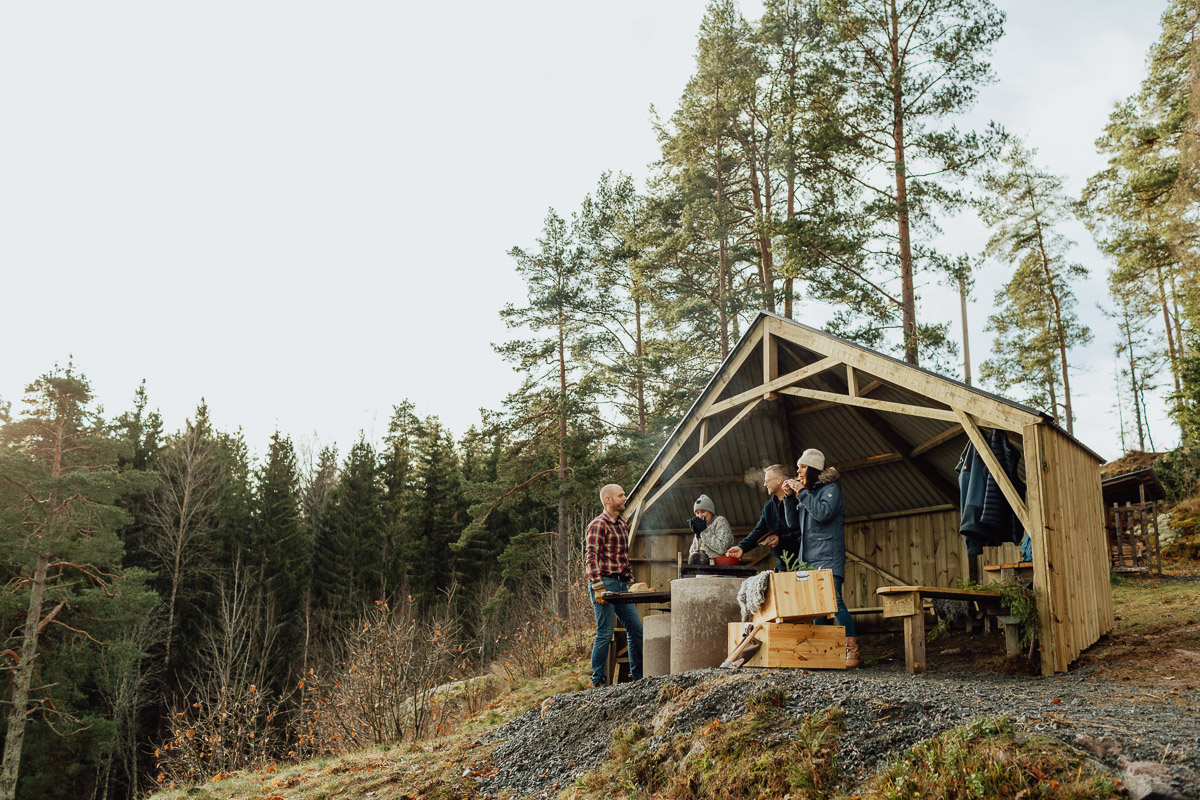 Bauergårdens vindskydd med grillplats med utsikt över Bunn