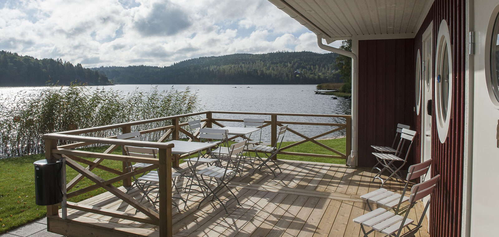 verandan vid bauergårdens bastu och sjöstuga