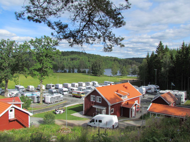 utsikt över bauergårdens ställplats med sjön bunn i bakgrunden