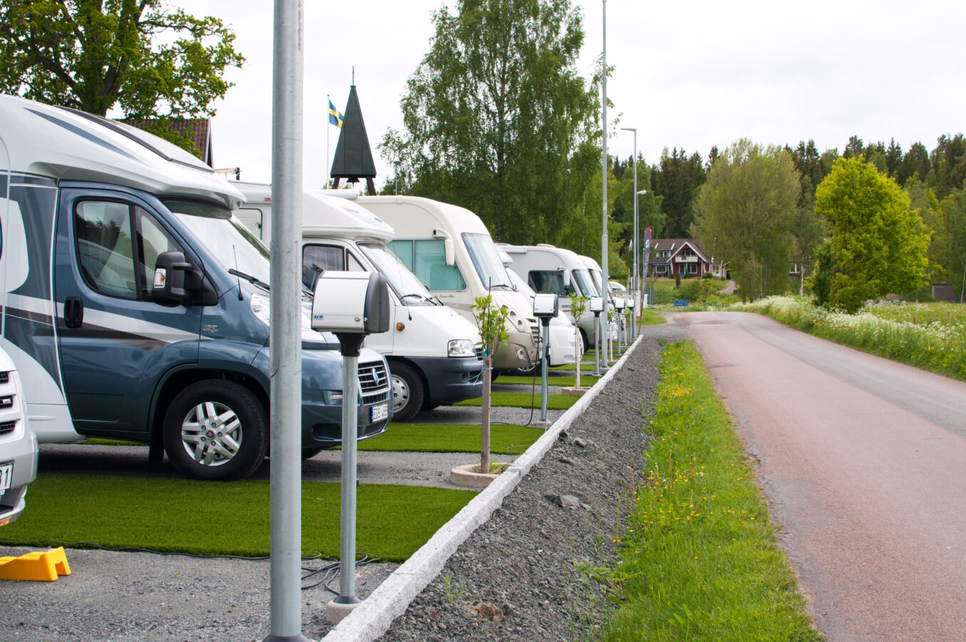 husbilar uppställda på bauregårdens bokningsbara platser på ställplatsen